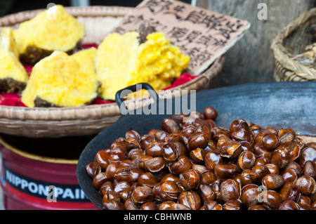 Gebratene Kastanien und Süßkartoffeln auf einem lokalen Markt - Provinz Hunan (China) Stockfoto