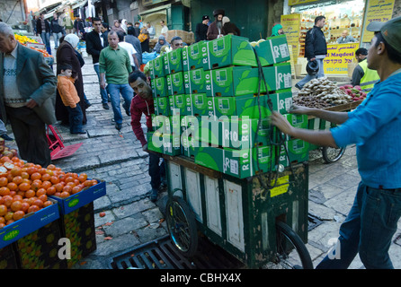 Palästinensischen Jugendlichen Warenlieferungen mit Trolley in den Straßen der Altstadt. Jerusalem. Israel Stockfoto