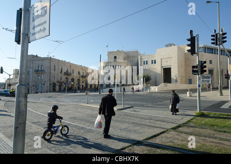 Menschen überqueren das Licht Schienen bei Tsahal Quadrat. Jerusalem. Israel Stockfoto