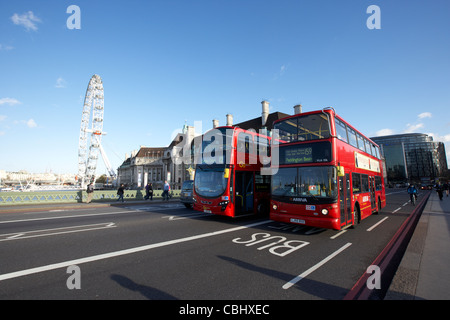 zwei Londoner roten Doppeldecker-Bussen öffentlichen transport Kreuzung Westminster Brücke England Vereinigtes Königreich Großbritannien Stockfoto