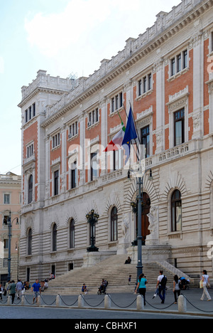 Palazzo Montecitorio mit der Nordfassade in Rom - Sitz der repräsentativen Kammer des italienischen Parlaments. Stockfoto