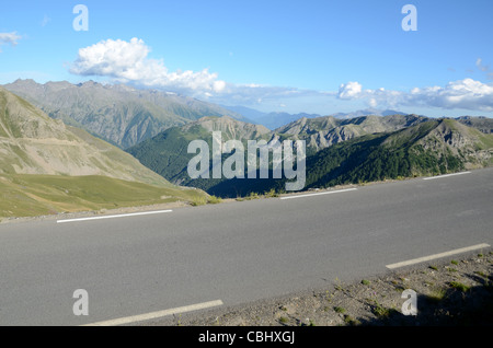 Menschenleere Alpine Road, Route De La Bonette, eine der höchsten Straßen in Europa, Französische Alpen, Frankreich Stockfoto