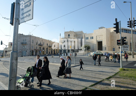 Menschen überqueren das Licht Schienen bei Tsahal Quadrat. Jerusalem. Israel Stockfoto
