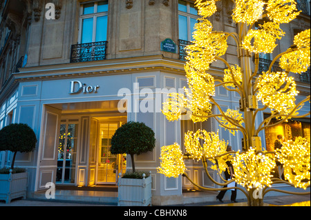 Paris, Frankreich, Luxuriöse Weihnachtseinkäufe, Dior Store, Eintritt, Mit LED-Weihnachtslichtern, Baumschmuck an der Straße, schickes Gebäude frankreich, dior 30 Avenue montaigne Stockfoto