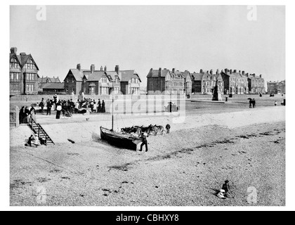 Sonnigen Hunstanton Honig am Meer Stadt Norfolk England The Wash Strand vorderen Segelboot Strandpromenade esplanade Stockfoto