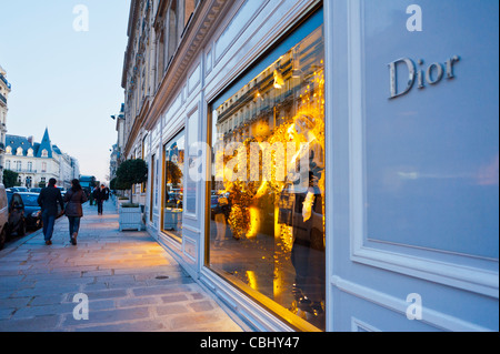 Paris, Frankreich, Weitwinkelblick, Straßenszene, Luxuriöses Weihnachtsgeschäft, „Christian Dior“ Store, Shop Windows, Straßenszene, Abend, Storefront Stockfoto