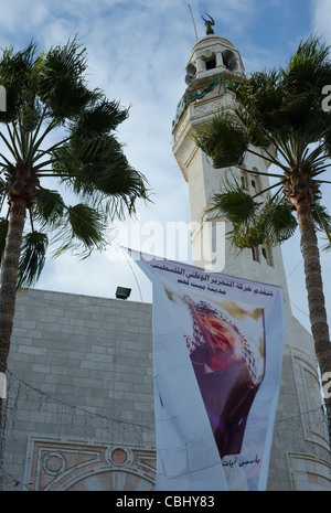 Plakat von Y. Arafat im Wind vor Moschee hängen. Krippe Platz. Bethlehem. Palästinensische Autonomiebehörde Stockfoto