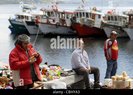 Menschen im Hafen von Achao, Quinchao Insel, Chiloé, Lake District, Chile Stockfoto