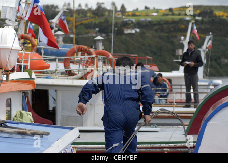 Arbeiter im Hafen von Achao, Quinchao Insel, Chiloé, Lake District, Chile Stockfoto