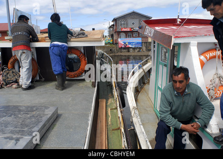 Arbeiter im Hafen von Achao, Quinchao Insel, Chiloé, Lake District, Chile Stockfoto