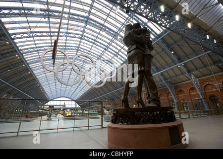 Paul Tag der Skulptur und London 2012 Olympische Ringe in St Pancras internationale Treffpunkt Schiene Station London england Stockfoto