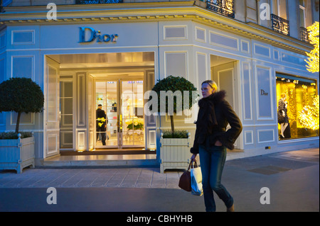 Paris, Frankreich, Woman Walking, Luxuriöse Weihnachtseinkäufe, Christian Dior Store, Geschäft Vordereingang bei Nacht, Bekleidungsgeschäft Frauen wohlhabend, Ladenfront, dior 30 Avenue montaigne Stockfoto