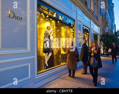 Paris, Frankreich, People Luxury Christmas Lights, Shopping, Christian Dior Store, Shop Fronts Windows in Night, Outside, Dusk Mode Labels, Bekleidungsgeschäft Frauen wohlhabend, geschäftige Straßen Pariser Geschäfte, Ladenfront, dior 30 Avenue montaigne Stockfoto