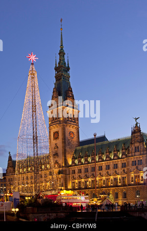 Weihnachtsmarkt vor dem Rathaus, Hamburg, Niedersachsen, Deutschland Stockfoto