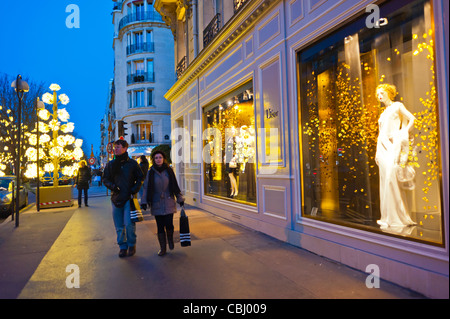 Paris, Frankreich, Luxuriöse Weihnachtseinkäufe, Lichter, Dior Store, Draußen, Dusk on Street Store Windows, Ladenfronten, ein Paar zu Fuß in Paris; dior Dress, Rich Products, dior 30 Avenue montaigne Stockfoto