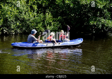 Drei Personen in einem Kanu auf dem Fluss Dee in Chester, England Stockfoto