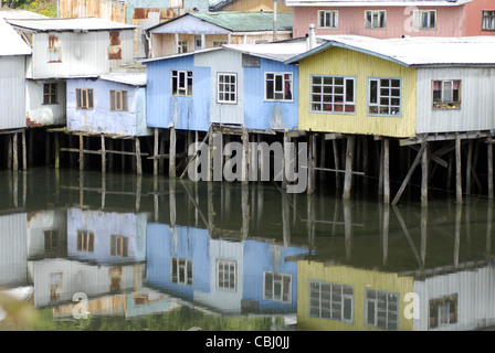 Palafitos (Haus auf Stelzen gebaut) am Castro, Chiloé Insel, Lake District, Chile Stockfoto