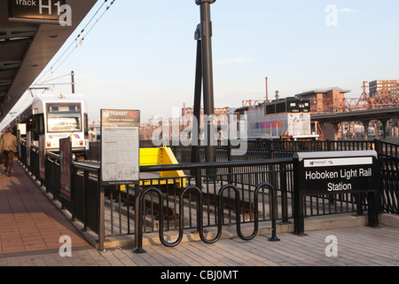 Die New Jersey Transit Hoboken Licht Bahnhof befindet sich in Hoboken Terminal in Hoboken, New Jersey. Stockfoto