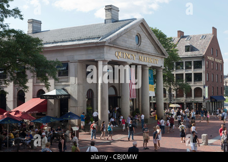 Menschen besuchen historische Quincy Market und North Market in Boston, Massachusetts. Stockfoto