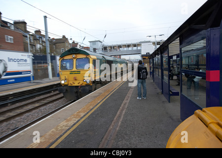 Güterzug durch West Hampstead Thameslink Rail Train Station London England Vereinigtes Königreich uk bewusste Bewegung Stockfoto