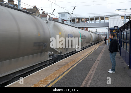 Güterzug durch West Hampstead Thameslink Rail Train Station London England Vereinigtes Königreich uk Aktion Bewegungsunschärfe Stockfoto