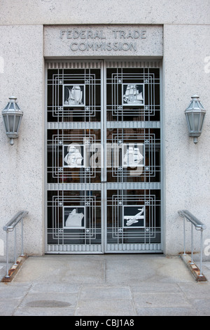 Eines der Art-deco-Stil Türen von der Federal Trade Commission Gebäude in Washington, DC. Stockfoto