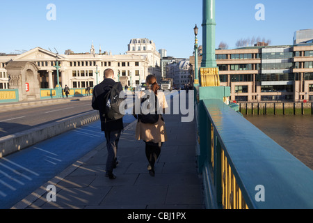 Menschen zu Fuß vorbei an leeren Fahrradweg auf Southwark Bridge in Richtung der Stadt London England Vereinigtes Königreich Großbritannien Stockfoto