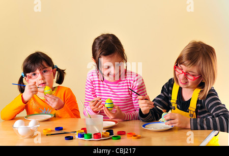 Mädchen malen Eiern Stockfoto