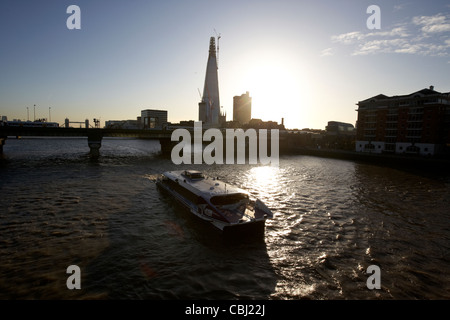 Thames Clipper auf der Themse früh Morgen London England Vereinigtes Königreich Großbritannien Stockfoto