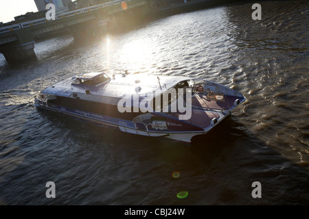 Thames Clipper auf der Themse früh Morgen London England Vereinigtes Königreich Großbritannien Stockfoto