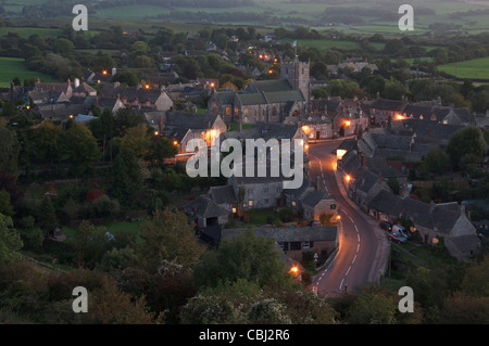 Der Blick von Osten Hügel, mit Blick auf die malerische Purbeck Dorf der Corfe Castle und die umliegende Landschaft in der Abenddämmerung. Dorset, England, Vereinigtes Königreich. Stockfoto