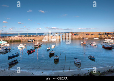 Boote am Ufer des Meeres in Cornwall verankert. Stockfoto