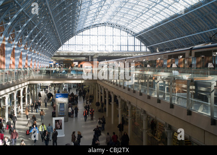 Der Innenraum von St. Pancras Station, mit Eurostar auf der oberen Ebene in London, England, UK. Stockfoto