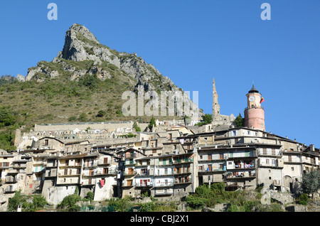 Panoramablick auf Tende, gehobenes Dorf & traditionelle Häuser auf dem Hügel im Roya-Tal Alpes-Maritimes Frankreich Stockfoto