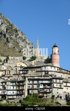 Tende, Blick auf die Altstadt mit Häusern und Uhrenturm auf der Hügelseite, Roya-Tal in den Alpes-Maritimes Frankreich Stockfoto