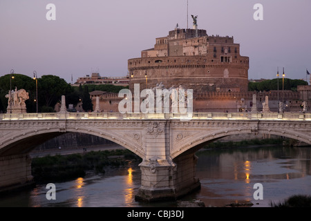 Brücke Ponte Vittorio Emanuele II und Schloss am Fluss Tiber nachts beleuchtet; Rom; Italien Stockfoto