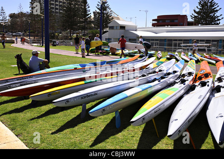 Surf Ski auf Rasenfläche auf Scarborough Beach Vorland, Perth, Western Australia, Australien Stockfoto