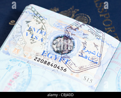 Makro-Bild von Visa und Einwanderung Briefmarken in US-Pass für Kairo Stockfoto