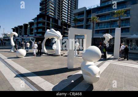 Moderne Skulpturen an der neu gestalteten Waterfront City and Marina und New Quay Marine in Melbourne, Australien Stockfoto