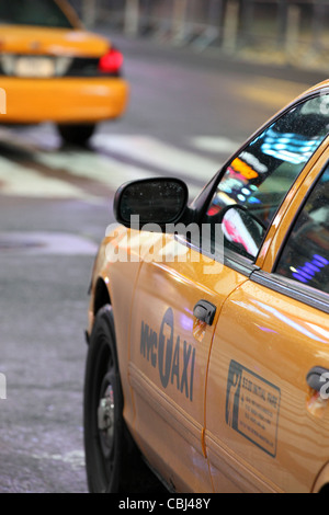 legendären New York City, gelbe Kabine, close-up mit Reflexionen von Lichtquellen auf Broadway, Manhattan, NYC, USA Stockfoto