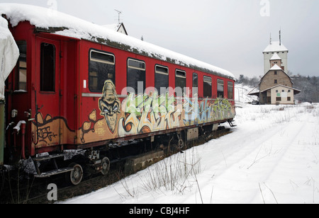 im Freien Schuss von einem alten Waggon vor einem Bahnhof in Süddeutschland im winter Stockfoto