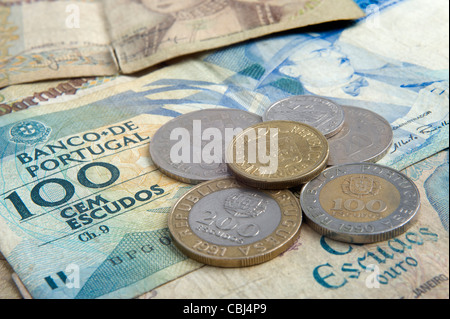 Portugiesische Escudo Scheine und Münzen Stockfoto