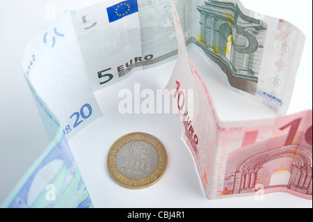 Alte portugiesische Escudo Münze neben Euro-Scheine Stockfoto