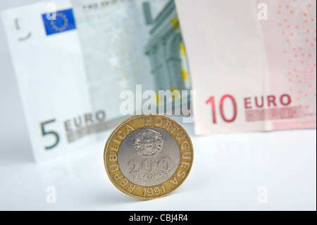 Alte portugiesische Escudo Münze neben Euro-Scheine Stockfoto