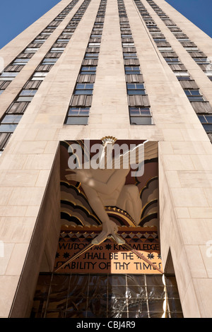 Rockefeller Center, Comcast Building, 30 Rockefeller Plaza Haupteingang, NYC Stockfoto