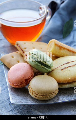 traditionelle französische Macarons mit Tee-Set auf dem Hintergrund Stockfoto