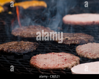 Hamburger als Flamme gegrillt auf dem Gasgrill. Geringe Schärfentiefe. Stockfoto