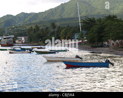 Fischerboote ankerten an einem Strand in Portsmouth, Commonwealth of Dominica, Westindien, Karibik. Stockfoto