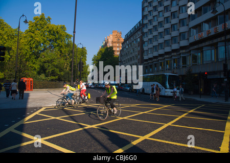 Radfahrer am Russell Square in Bloomsbury London England UK Mitteleuropa Stockfoto