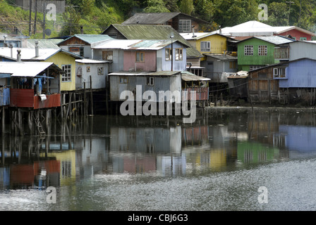 Palafitos (Haus auf Stelzen gebaut) am Castro, Chiloé Insel, Lake District, Chile Stockfoto